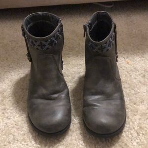Grey Boots for kids wirh designs